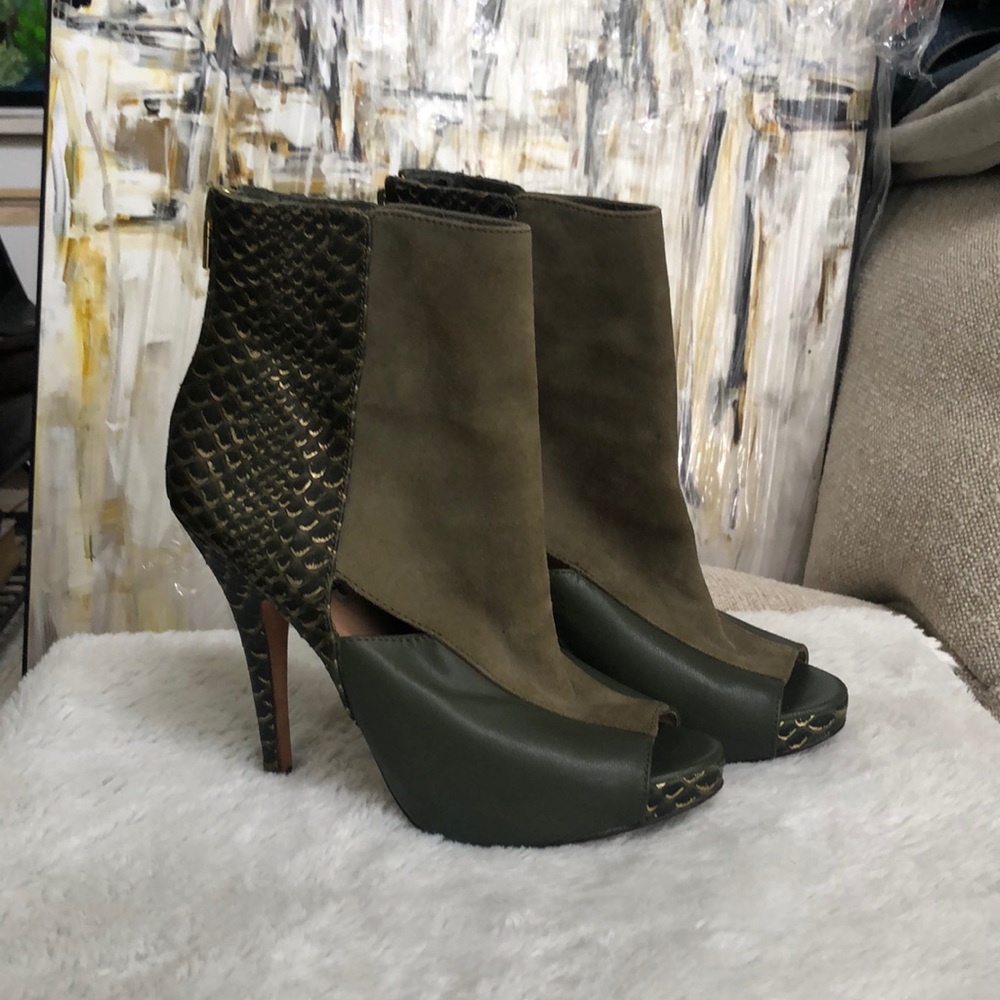 Charles David Ssnakeprint peep toe heels size 6